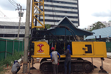 บริการรับตอกเสาเข็ม ด้วยปั้นจั่นตีนตะขาบ สะดวก รวดเร็ว